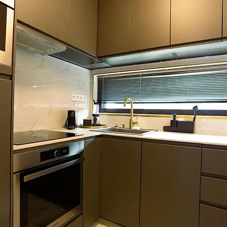 Designer Oasis 5 Star Location Hot Tub View Apartment