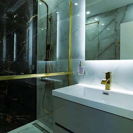 Designer Oasis 5 Star Location Hot Tub View Apartment *